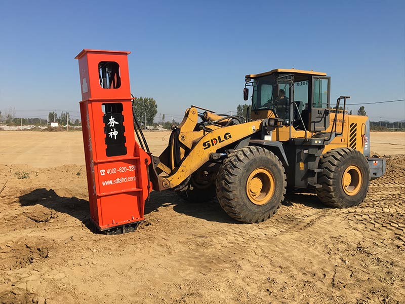 夯神HC42鏟車打夯機(jī)在江蘇某公路進(jìn)行路基補(bǔ)強(qiáng)夯實